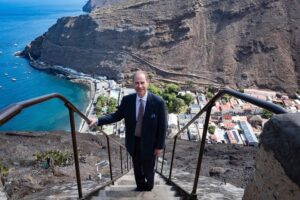 Queen Elizabeth II of the United Kingdom Instagram - The Duke of Edinburgh is in St Helena! 🇸🇭

🐢 HRH was welcomed to one of the most remote inhabited islands by Jonathan the Tortoise, who, at 191 years old, is the oldest living land animal in the world!

Born in the reign of William IV, the Seychelles giant tortoise has lived through seven British monarchs, with King Charles III becoming the eighth monarch of his lifespan so far.

⬅️ HRH is not the first Member of the Royal Family to have met Jonathan, who previously spent time with King George VI, Queen Elizabeth The Queen Mother, Queen Elizabeth II (when she was Princess Elizabeth) and Princess Margaret in 1947.

During his time on the island so far, The Duke has also...

⛰️ Viewed the spectacular sights of Jacob’s Ladder, a 699-step staircase that leads to Ladder Hill Fort.

👋 Met members of the local community at Grand Parade.

🧑‍⚕️ Heard about the important role that the Princess Royal Community Care Centre plays for local residents and saw the Centre’s cornerstone, which was laid by The Princess Royal during her visit in 2002!

Head to royal.uk (link in bio) to read more about HRH’s time on the island so far!