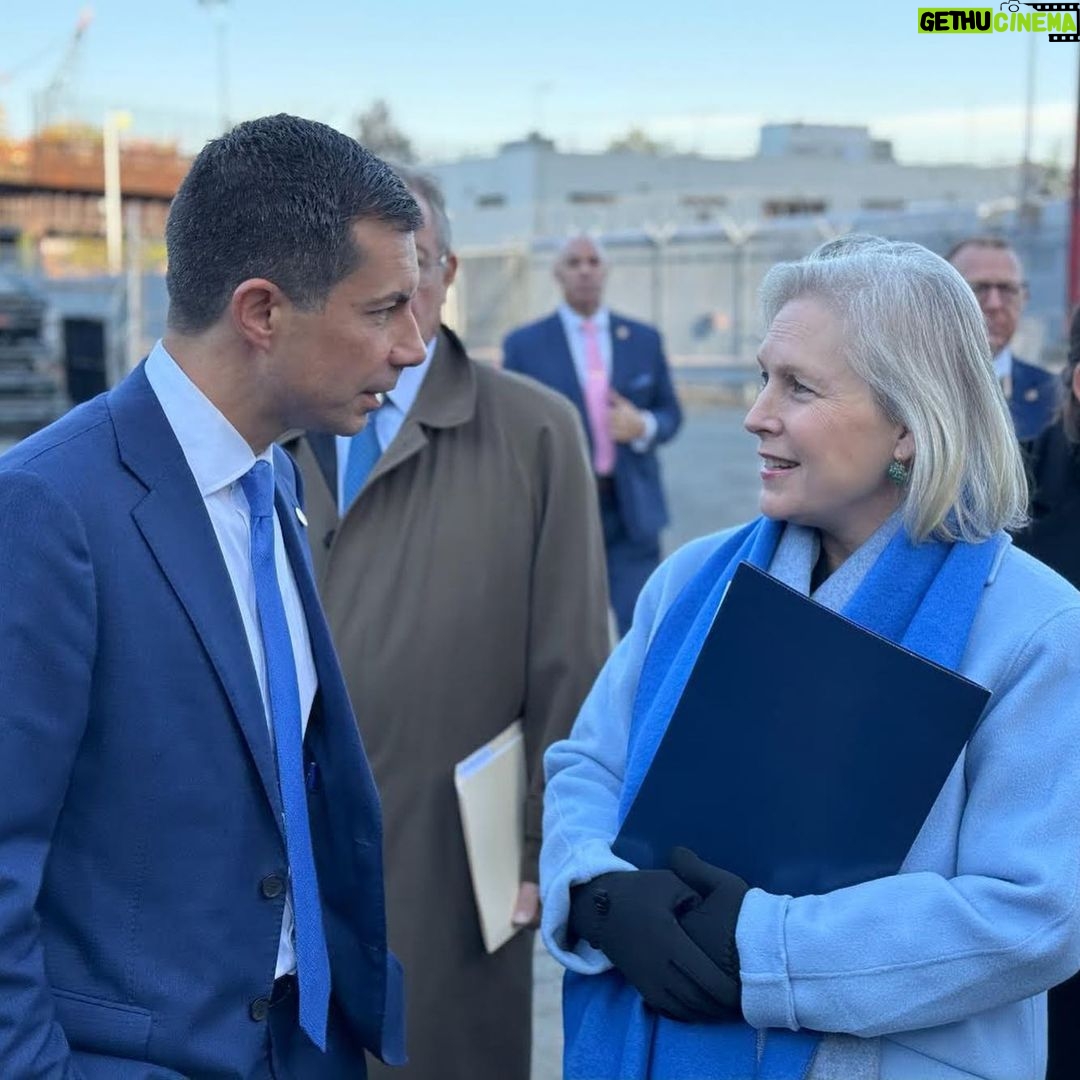 Kirsten Gillibrand Instagram - It was a great week for New York's infrastructure! We just secured: π $6.7 billion to modernize passenger rail π $3.4 billion to extend subway service in NYC π $982k to improve road safety throughout NY π’ $5.1 million to expand the Port of Ogdensberg