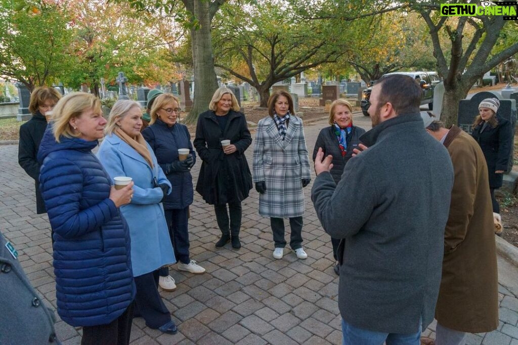 Kirsten Gillibrand Instagram - It was my turn to host our bipartisan women senators’ dinner, so I took my friends on a field trip to a local DC historic landmark — the @congcemetery!