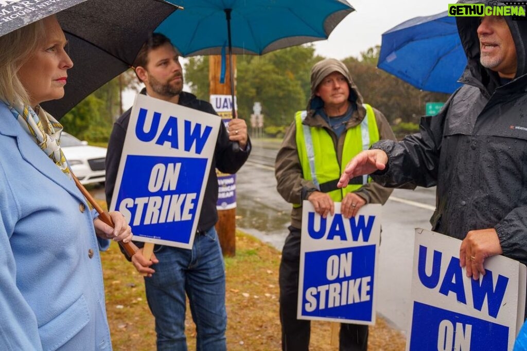 Kirsten Gillibrand Instagram - It was a cold and rainy day in Tappan, NY, but spirits were high at the @uaw.union picket line! I brought some coffee and doughnuts to help warm them up. Stay strong and keep fighting for the fair wage you deserve! #standupuaw
