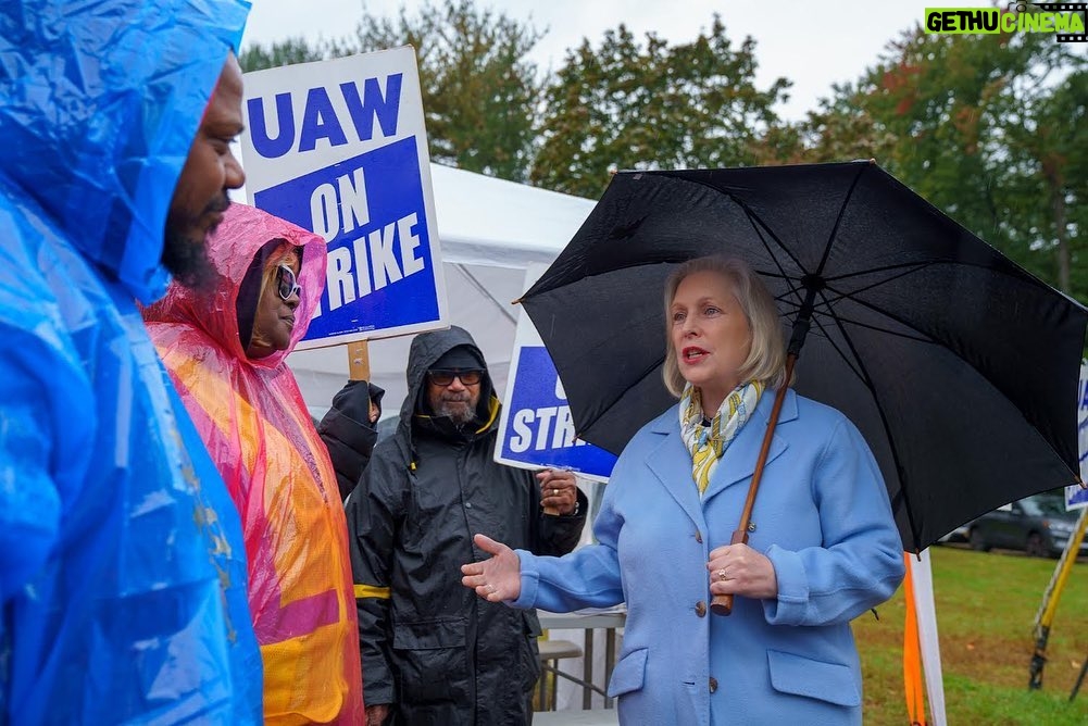 Kirsten Gillibrand Instagram - It was a cold and rainy day in Tappan, NY, but spirits were high at the @uaw.union picket line! I brought some coffee and doughnuts to help warm them up. Stay strong and keep fighting for the fair wage you deserve! #standupuaw