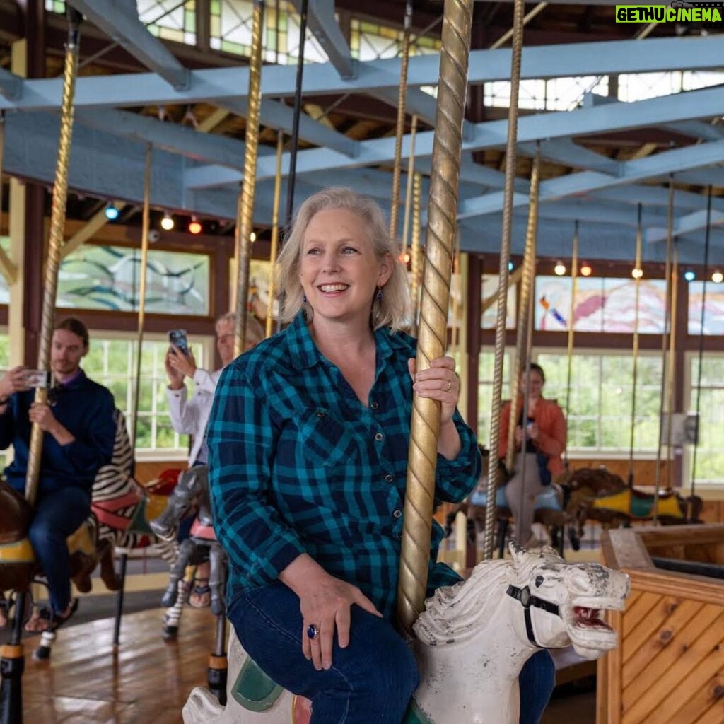 Kirsten Gillibrand Instagram - Can't resist a county fair 🎡