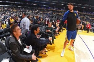 Klay Thompson Instagram - Manny told me he’d teach me how to fight if I teach him how to shoot I think that’s a fair deal 🥊 🏀 👌🏽 😂 

Thanks for letting me watch you work @mannypacquiao . I haven’t been that juiced leaving the gym in a long time ! 
#ANTAgang