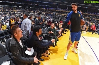 Klay Thompson Instagram - Manny told me he’d teach me how to fight if I teach him how to shoot I think that’s a fair deal 🥊 🏀 👌🏽 😂 Thanks for letting me watch you work @mannypacquiao . I haven’t been that juiced leaving the gym in a long time ! #ANTAgang