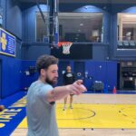 Klay Thompson Instagram - Best part of my rehab each day: no jumpin’ jumpers aka the easiest rebounding @zazapachulia will ever have to do Always put the money rack in the corner 👌🏽 #longloaf #imsobored #imissgettingbuckets #purewater 💦 Chase Center