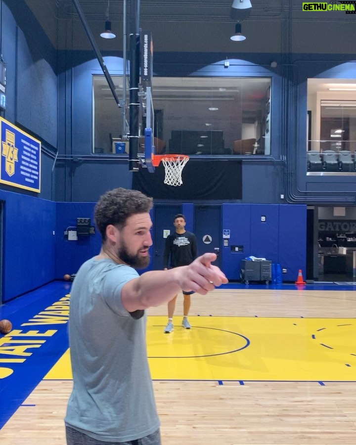Klay Thompson Instagram - Best part of my rehab each day: no jumpin’ jumpers aka the easiest rebounding @zazapachulia will ever have to do Always put the money rack in the corner 👌🏽 #longloaf #imsobored #imissgettingbuckets #purewater 💦 Chase Center