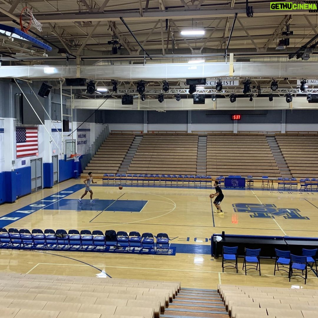 Klay Thompson Instagram - Boy, time flies I tell ya . Coach Debusk had a quicker hook then Dennis Hoffman when Iβd pull up from that beautiful blue line π ππ½ π πΈ: @kainerobertsofficial #mellowyellow Santa Margarita Catholic High School