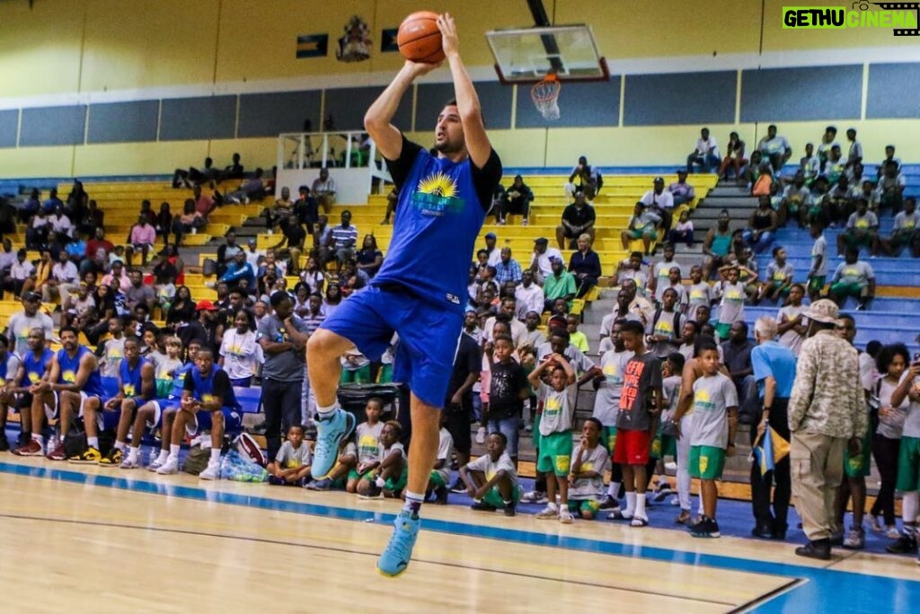 Klay Thompson Instagram - #TBT In da 242 it’s no blood no foul ! 🇧🇸 😂 🙅🏽‍♂️ #saynotoflopping @bbfbasketball @thompsonfamilyfoundation P.s. there’s nothing that compares to Bahamian waters! Sir Kendal G.L. Issacs Gymnasium