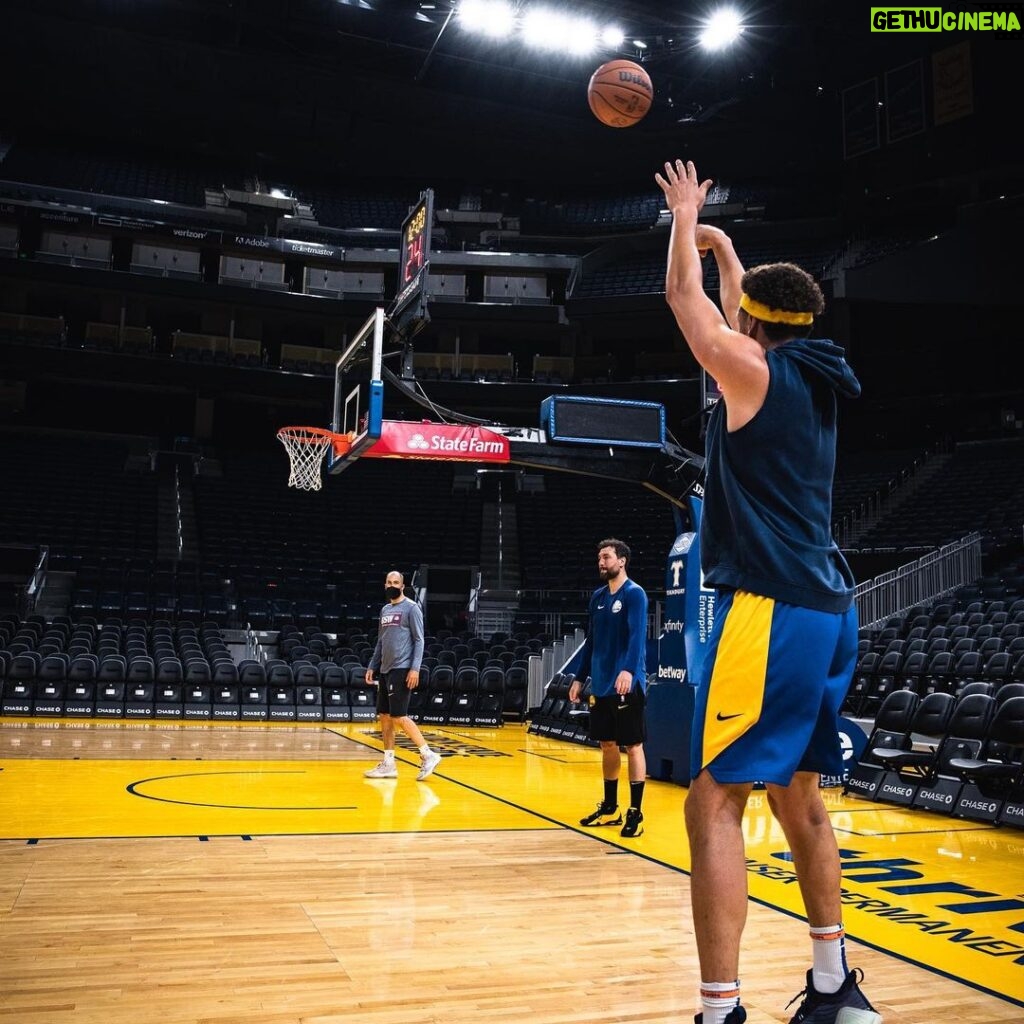 Klay Thompson Instagram - DubNation , I still have a really long , long , LOOOONG way to go . But my goodness, it felt so dang good to get up and down and see the ball go thru the net . Can’t wait to burn em down next year 👌🏽 💦 🔥 !! Big milestone for me this week #jackiemoon #wetfire 📸 @thepeopleloveit Chase Center