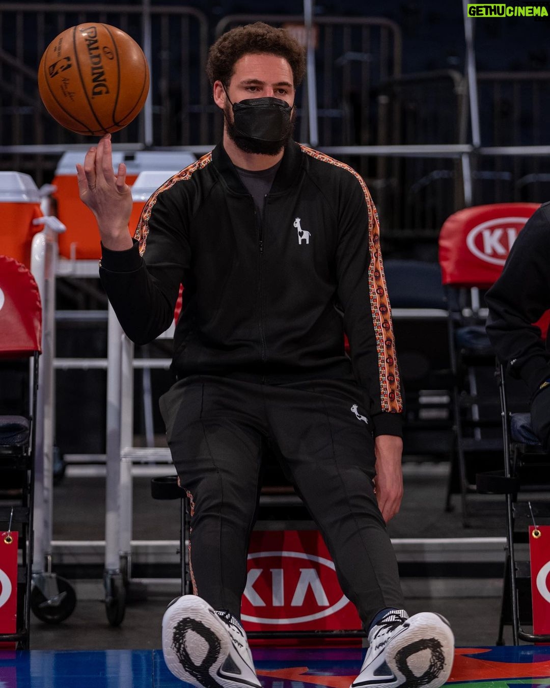 Klay Thompson Instagram - I love the Garden . The history of the greatest sports woman/men & entertainers who have performed here is incredible . Kobe’s 61 is the first thing that comes to my mind . Can’t wait to get back here and make it rain ☔️ 👌🏽 Madison Square Garden, New York
