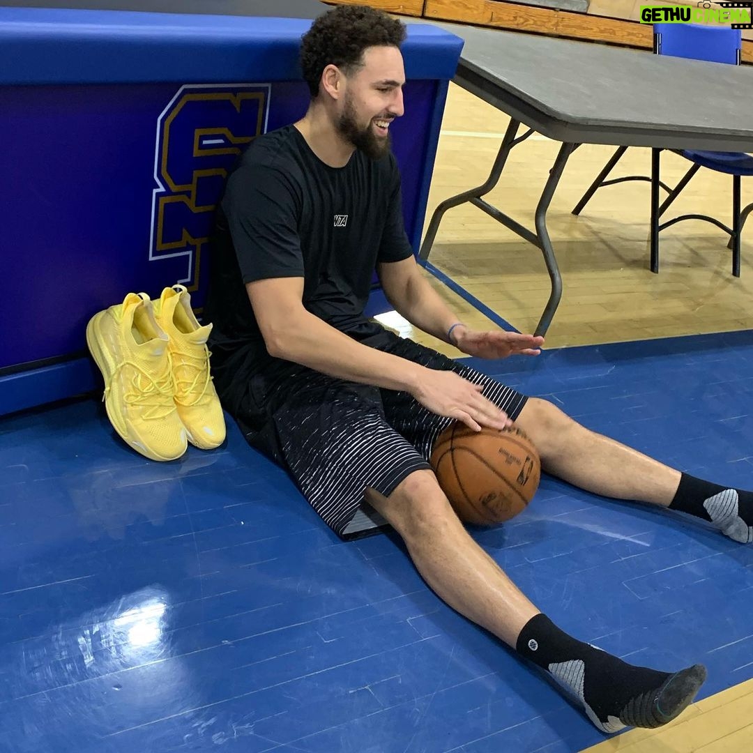 Klay Thompson Instagram - Boy, time flies I tell ya . Coach Debusk had a quicker hook then Dennis Hoffman when Iβd pull up from that beautiful blue line π ππ½ π πΈ: @kainerobertsofficial #mellowyellow Santa Margarita Catholic High School