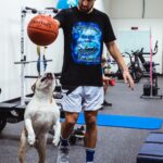 Klay Thompson Instagram - A couple of gym rats 🚵‍♀️ 🏀 🐀 #riseandgrind #airbud 📸: @thepeopleloveit