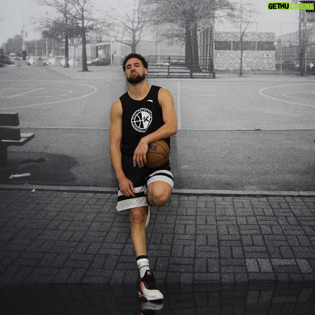 Klay Thompson Instagram - Hooper , golfer & diver ?? Aka the many faced god #justlive @justlive