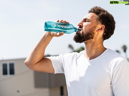 Klay Thompson Instagram - Volcanic water in my veins 🌋💦 I’ve been hydrating all year with @waiakea. It’s naturally alkaline, sustainably sourced, and I feel amazing. We’re officially announcing our partnership by donating thousands of books to kids in Hawai’i and the Bay Area. There are so many good vibes about this brand from sustainable packaging and being carbon neutral, to giving back to their local community and across the globe. Shoots 🤙🏽 #sponsored