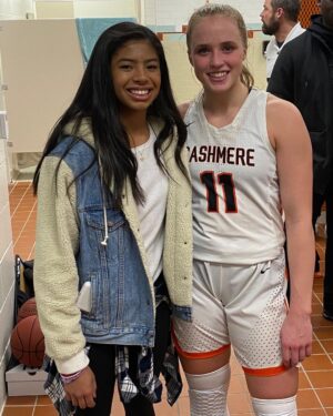 Kobe Bryant Instagram - We took a trip to #cashmere today to watch @haileyvanlith11 hoop and she and her teammates put on a show! Can’t wait to watch her play next season @uoflwbb