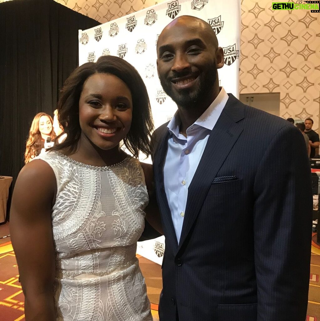 Kobe Bryant Instagram - Had a great time presenting female swimmer of the year with @m_phelps00 to @kledecky and meeting @swimone13 as well as catching up with @arschmitty at the #goldengoggles last night
