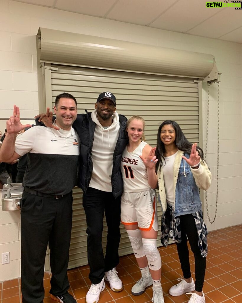 Kobe Bryant Instagram - We took a trip to #cashmere today to watch @haileyvanlith11 hoop and she and her teammates put on a show! Can’t wait to watch her play next season @uoflwbb