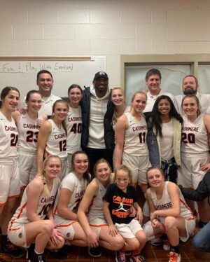 Kobe Bryant Instagram - We took a trip to #cashmere today to watch @haileyvanlith11 hoop and she and her teammates put on a show! Can’t wait to watch her play next season @uoflwbb
