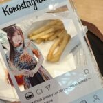Konomi Suzuki Instagram - 出来たてほやほやのKonostagramアクキー😙 11月5日ライブのVIP特典は Konostagramアクキーとメニュー仕立てクリアファイル🍔 クリアファイルの絵柄は当日のお楽しみ☺️✨ #韓国行ってきます🇰🇷 #このみん写真選手権 #撮影楽しい😙 #映えポテト