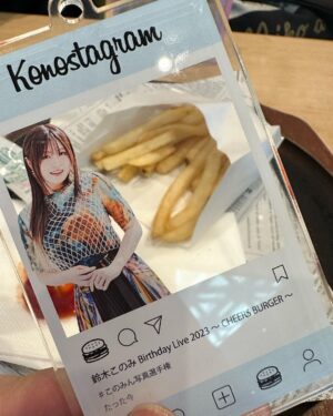 Konomi Suzuki Instagram - 出来たてほやほやのKonostagramアクキー😙

11月5日ライブのVIP特典は
Konostagramアクキーとメニュー仕立てクリアファイル🍔
クリアファイルの絵柄は当日のお楽しみ☺️✨

#韓国行ってきます🇰🇷
#このみん写真選手権
#撮影楽しい😙
#映えポテト
