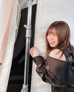 Konomi Suzuki Instagram - 本日 #ExtremeFlag ツアー
札幌公演🛫

マフラーを引っ張り出してきました🧣皆さんも防寒対策しっかりと…！

元気にいきましょい。よろしくね✨🤝

#アー写撮影のオフショット📸
#XAIちゃんのソロカット撮影を
#覗き見する人 
#ヘブバン
#シーレジェ 
#いくら大好き