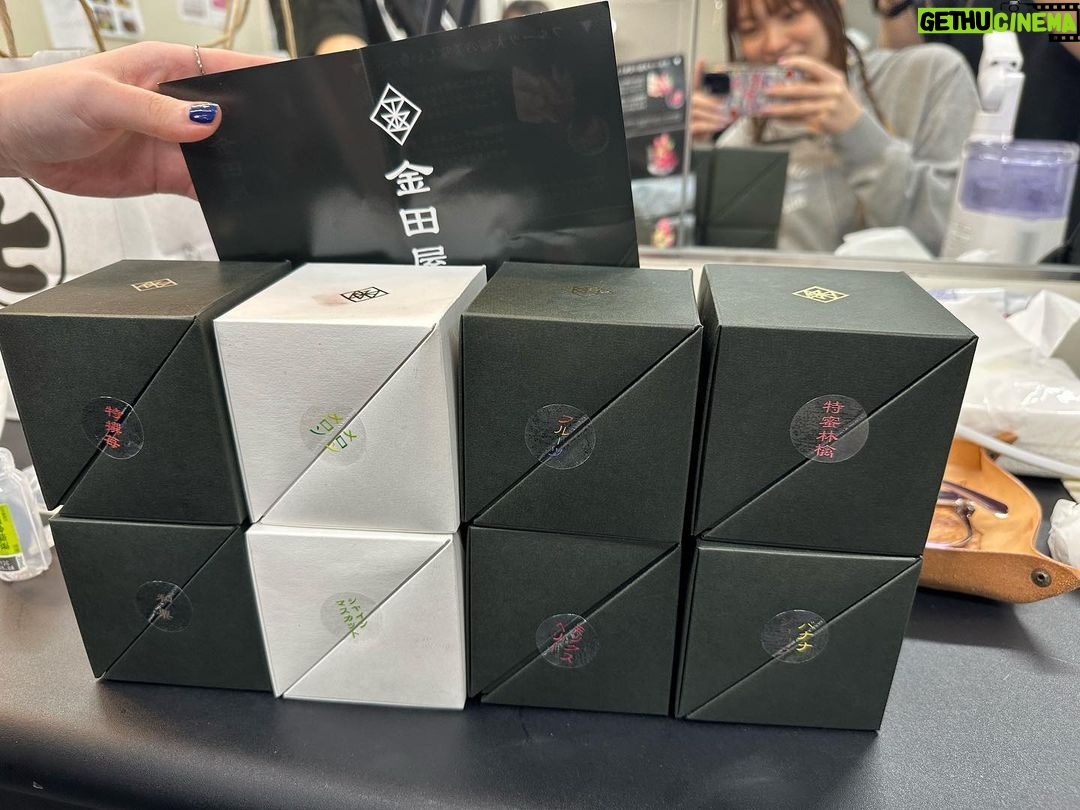 Konomi Suzuki Instagram - 最近の日々📔 10/25発売「頑張れと叫ぶたび」ジャケットチェックでした。少しずつ形になっていくのが愛おしいなぁ。 1「頑張れと叫ぶたび」(TV アニメ「 #ブルバスター 」EDテーマ) 作詞:鈴木このみ 作曲:渡辺 翔 編曲:岸田勇気 2「ギリギリトライ!」 作詞・作曲:草野華余子 編曲:eba 最大級のエールを込めて。2番以降もすっごく良いので聴いてもらえる日が待ち遠しいです。 #シーレジェ ツアーゲネリハが終わりました。日に日に差し入れに書かれたどうぞがパワーアップしていく😂毎日優しさに包まれながら歌っています。 明後日大阪から遂に全国ツアースタート🐙よろしゅうに〜! 最後は #アニサマ 時に兄からもらった差し入れ🤤 毎週のようにアニサマ本当にあるよね?と連絡きてました。なんでか私より緊張してそうだった😂 兄にステージを見せるのは気恥ずかしいので、アニサマだけです。今年の夏も思い出が沢山なので、改めてブログに書きたいな!ツアーから帰宅したら書きます。この夏のこと。