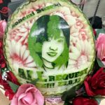 Konomi Suzuki Instagram - #このみんリクエスト で頂いたスイカ🍉 この日の為に特別大きなスイカを用意して掘ってくださったみたいで、なんと一発勝負なんだって！すごい…！！！ 有難うございます✨ #このみんリクエスト #フルーツカービング #本当にそっくりだ〜🎨✨