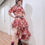 Konomi Suzuki Instagram - FC限定『鈴木このみ ALL REQUEST LIVE!!!』 涼しげ衣装でした🧜‍♀️✨ 普段はライブテーマがあるから楽曲や世界観ありきで相談して決めていくんだけど、 今回はFCの皆んながセトリを決めるライブでテーマが自由だったので、思い切って甘い衣装を作っていただきました✨👗 #このみんリクエスト #いつも試着してみて #動きやすさも見ながらサイズ調整していくんだけど #最近スタイリストさん #1回目の試着でぴったりなんです #すごいなー #こわいなーこわいなー #髪型も気付けばふりふりと #東京公演はツイン #なんだかラッピングされてる気分になりました🎁☺️✨