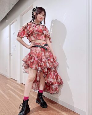 Konomi Suzuki Instagram - FC限定『鈴木このみ ALL REQUEST LIVE!!!』

涼しげ衣装でした🧜‍♀️✨

普段はライブテーマがあるから楽曲や世界観ありきで相談して決めていくんだけど、
今回はFCの皆んながセトリを決めるライブでテーマが自由だったので、思い切って甘い衣装を作っていただきました✨👗

#このみんリクエスト
#いつも試着してみて
#動きやすさも見ながらサイズ調整していくんだけど
#最近スタイリストさん
#1回目の試着でぴったりなんです
#すごいなー
#こわいなーこわいなー 
#髪型も気付けばふりふりと
#東京公演はツイン
#なんだかラッピングされてる気分になりました🎁☺️✨