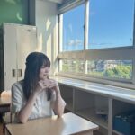 Konomi Suzuki Instagram - 学校の机ってこんな小さかったっけなぁ…☁️
