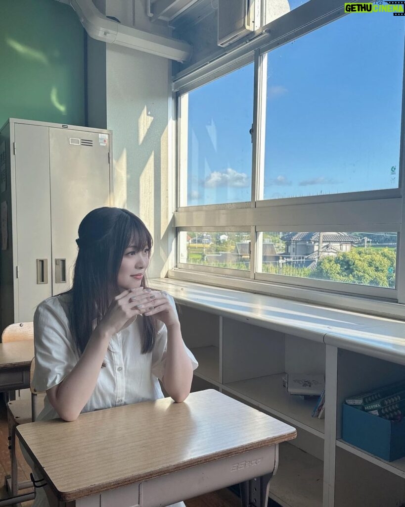 Konomi Suzuki Instagram - 学校の机ってこんな小さかったっけなぁ…☁️