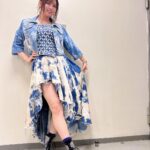 Konomi Suzuki Instagram - 「鈴木このみ Standing Live 2023 〜CALL＆RESPONSE〜」 青空みたいな清々しい衣装と📸 このジーンズスカートの模様、もう二度と同じ物はできないのだとか！ スタイリストさんは本当に魔法使いだ〜🧙🪄 そしてピックピアスも⚒️ 毎回ESP様に作って頂いてるオリジナルピック。 今回は黄緑✖️ピンク🌞 さりげなく耳に忍ばせてました🎸 #このみんオルスタ #靴までキラキラ！ #毒っけのある靴下が #何気にお気に入りです🕷️