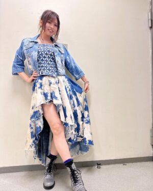 Konomi Suzuki Instagram - 「鈴木このみ Standing Live 2023
〜CALL＆RESPONSE〜」
青空みたいな清々しい衣装と📸

このジーンズスカートの模様、もう二度と同じ物はできないのだとか！
スタイリストさんは本当に魔法使いだ〜🧙🪄

そしてピックピアスも⚒️
毎回ESP様に作って頂いてるオリジナルピック。
今回は黄緑✖️ピンク🌞
さりげなく耳に忍ばせてました🎸

#このみんオルスタ 
#靴までキラキラ！
#毒っけのある靴下が
#何気にお気に入りです🕷️