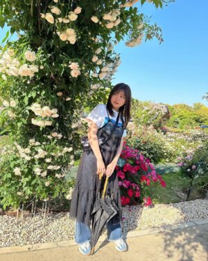 Konomi Suzuki Instagram - 大阪ただいま🐙

#万博公園
#バラ園と日本庭園
#太陽の塔の裏側
#初めて見た🌞
#涼んでいこう〜