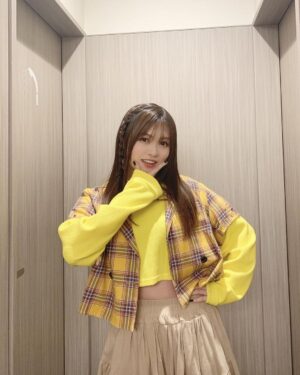 Konomi Suzuki Instagram - 衣装その1。
ハーフアニバーサリーでも着用していたので、安心と心強さをもらえる衣装です✨

フードを被るとカレンちゃんモードになれます😈

#ヘブバン
#ヘブバンライブ