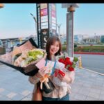 Konomi Suzuki Instagram - 台湾に着いたよ🇹🇼 お手紙やとても大きなお花をありがとう！到着してすぐ、皆んなの変わらぬ温かさが嬉しかったです。ライブ頑張るね💪 アニメイト台北店さんにも伺いました。ライブポスターと、おっきな #ヘブバン も見つけました👁She is Legendもよろしくね！ 約3年ぶりのアジアツアー。 3年はとても長かったけど、ライブが始まってしまえばすぐ埋まるのかも。そんな予感がしています。 全力でいきます。台湾の皆んな、よろしくねー！！！ #小籠包と #タピオカミルクティーで #ほくほくお腹が苦しいです🤤 #明日楽しみだ〜