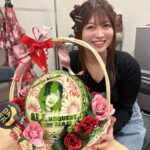 Konomi Suzuki Instagram - #このみんリクエスト で頂いたスイカ🍉 この日の為に特別大きなスイカを用意して掘ってくださったみたいで、なんと一発勝負なんだって！すごい…！！！ 有難うございます✨ #このみんリクエスト #フルーツカービング #本当にそっくりだ〜🎨✨