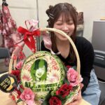 Konomi Suzuki Instagram - #このみんリクエスト で頂いたスイカ🍉 この日の為に特別大きなスイカを用意して掘ってくださったみたいで、なんと一発勝負なんだって！すごい…！！！ 有難うございます✨ #このみんリクエスト #フルーツカービング #本当にそっくりだ〜🎨✨