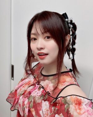 Konomi Suzuki Instagram - FC限定『鈴木このみ ALL REQUEST LIVE!!!』

涼しげ衣装でした🧜‍♀️✨

普段はライブテーマがあるから楽曲や世界観ありきで相談して決めていくんだけど、
今回はFCの皆んながセトリを決めるライブでテーマが自由だったので、思い切って甘い衣装を作っていただきました✨👗

#このみんリクエスト
#いつも試着してみて
#動きやすさも見ながらサイズ調整していくんだけど
#最近スタイリストさん
#1回目の試着でぴったりなんです
#すごいなー
#こわいなーこわいなー 
#髪型も気付けばふりふりと
#東京公演はツイン
#なんだかラッピングされてる気分になりました🎁☺️✨