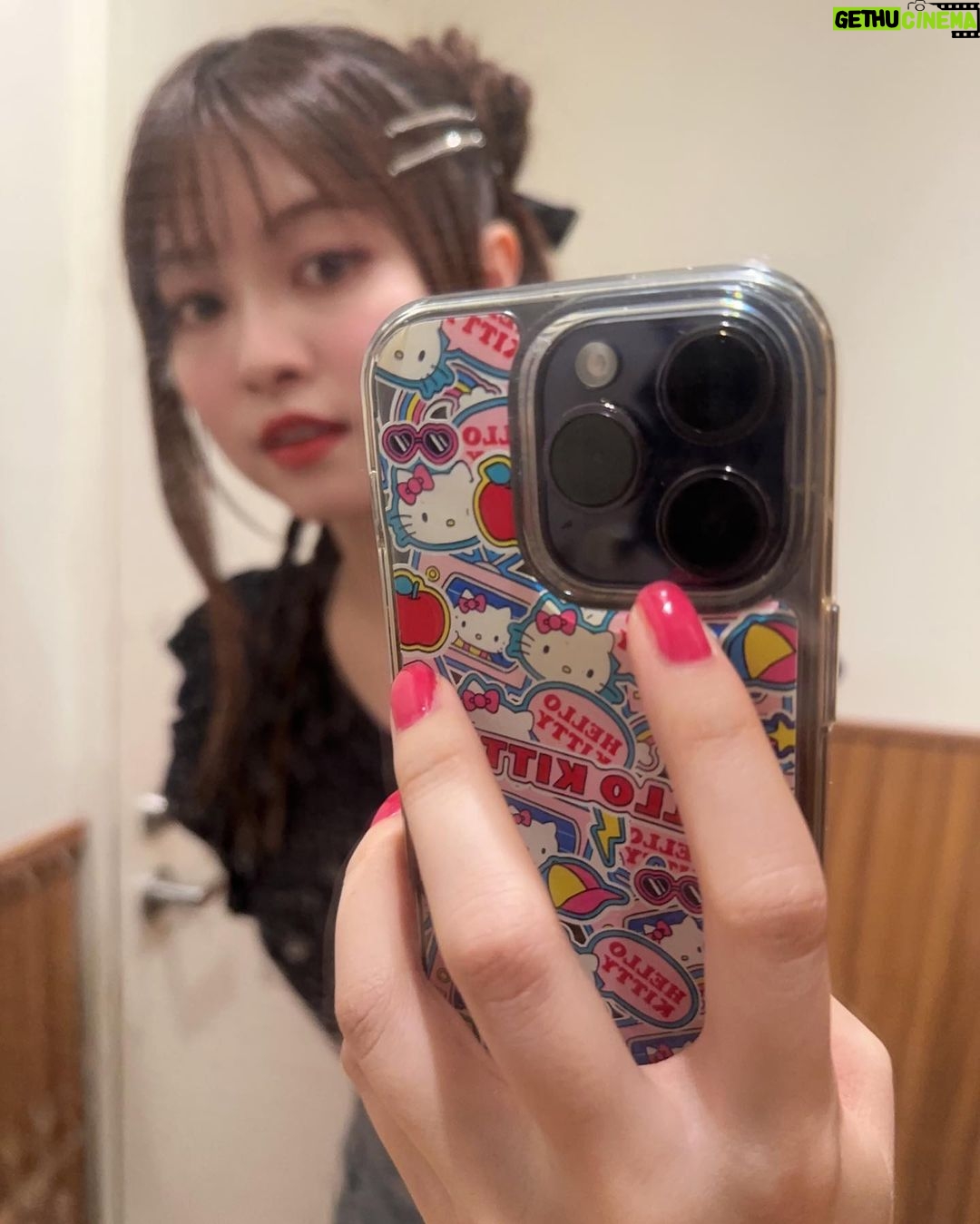 Konomi Suzuki Instagram - FC限定オールリクエストライブ in 大阪でした🐙ただいま! SPシークレットゲスト、小林竜之さんと📸 「NEVER-END TALE」リリースの2015年から、なんと約8年ぶりの一緒のステージでした😳 突然のお願いを快く引き受けてくれて、本当に有難う…!!!小林くんのキャラクターが益々レベルアップしてました…! 色んなものを育てて、捨てて、でもやっぱり帰るといつでも温かい。 いつも何かを誇らしく持って帰りたい。そんな場所です。 故郷で皆んなに会えて嬉しかった! また帰ってくるからね、待っててね大阪🐙 そして皆さんどうか無事に帰れますよう…! #このみんリクエスト #このみんって #いっぱい名前呼んでもらえて #すごく嬉しかった〜! #有難う✨☺️ #またこんなライブも出来たらいいな #これからもまだまだよろしくね