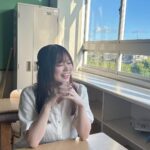 Konomi Suzuki Instagram - 学校の机ってこんな小さかったっけなぁ…☁️