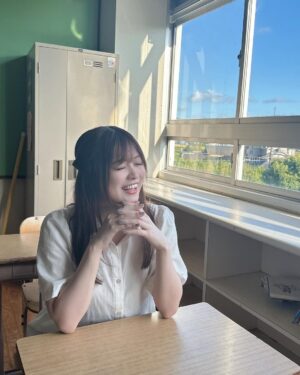 Konomi Suzuki Instagram - 学校の机ってこんな小さかったっけなぁ…☁️