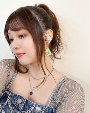 Konomi Suzuki Instagram - 「鈴木このみ Standing Live 2023
〜CALL＆RESPONSE〜」
青空みたいな清々しい衣装と📸

このジーンズスカートの模様、もう二度と同じ物はできないのだとか！
スタイリストさんは本当に魔法使いだ〜🧙🪄

そしてピックピアスも⚒️
毎回ESP様に作って頂いてるオリジナルピック。
今回は黄緑✖️ピンク🌞
さりげなく耳に忍ばせてました🎸

#このみんオルスタ 
#靴までキラキラ！
#毒っけのある靴下が
#何気にお気に入りです🕷️