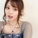 Konomi Suzuki Instagram - 「鈴木このみ Standing Live 2023 〜CALL＆RESPONSE〜」 青空みたいな清々しい衣装と📸 このジーンズスカートの模様、もう二度と同じ物はできないのだとか！ スタイリストさんは本当に魔法使いだ〜🧙🪄 そしてピックピアスも⚒️ 毎回ESP様に作って頂いてるオリジナルピック。 今回は黄緑✖️ピンク🌞 さりげなく耳に忍ばせてました🎸 #このみんオルスタ #靴までキラキラ！ #毒っけのある靴下が #何気にお気に入りです🕷️