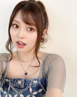Konomi Suzuki Instagram - 「鈴木このみ Standing Live 2023
〜CALL＆RESPONSE〜」
青空みたいな清々しい衣装と📸

このジーンズスカートの模様、もう二度と同じ物はできないのだとか！
スタイリストさんは本当に魔法使いだ〜🧙🪄

そしてピックピアスも⚒️
毎回ESP様に作って頂いてるオリジナルピック。
今回は黄緑✖️ピンク🌞
さりげなく耳に忍ばせてました🎸

#このみんオルスタ 
#靴までキラキラ！
#毒っけのある靴下が
#何気にお気に入りです🕷️