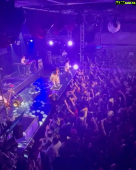 Konomi Suzuki Instagram - 【鈴木このみ Standing Live 2023 〜CALL&RESPONSE】 有難うございました🔥 待ちに待ってたよ、みんなの声。 まだまだ声出し解禁されてない頃に発表した本公演。 少しの不安は残りつつ、それでも期待と願いを込めての発表でした。 ここまで繋いでこれたのは、いつも皆んながいたからです。 ジェネレス様の協力、ライブチームや音楽制作チームの支え、何より客席からいつも真っ直ぐ愛を伝えてくれるあなたのお陰で、昨日のライブが出来ました。本当に有難う! あの頃に戻った、じゃなかったなぁ。今の私たちだからこそのキラキラした瞬間だったと思う💪✨ 11/5のライブも、実はもうすでに動き始めてます。 更に層の分厚いライブにしようと思うので、どうぞよろしくね! 🍔🍔🍔Next Live🍔🍔🍔 11/5(日) EX THEATER ROPPONGI 『鈴木このみ Birthday Live 2023 〜CHEERS BURGER〜』 チケット最速先行🎫 https://www.konomi-suzuki.net/posts/news/axzsph #このみんオルスタ #から #このみんバーガーへ🍔 #チーズバーガーならぬ #チアーズバーガー #数日前の投稿は匂わせでした😂 #気づいた? (Live photo by 小林弘輔)
