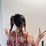 Konomi Suzuki Instagram - 最近のこと✍️ #ヘブバン のラジオにて 朝倉可憐な時は、いつもよりほんの少しナチュラル👀 最近よく果物食べてる気がするよ🍇皮ごと食べれるの嬉しい🍇 #このみんリクエスト の時の髪型。 ヘアセット中、パールとリボンで包装されてる気分でした🎁✨ FCライブ大阪はまた内容が変わるので、お楽しみに！ そして #このみんオルスタ 間も無く！ グッズのラバーバンドと共に📷