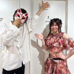 Konomi Suzuki Instagram - 「鈴木このみ ALL REQUEST LIVE!!!」東京公演🗼 FCこのまにあの皆んな、有難う🚩 ライブを取り戻した！使い果たした！ 今回は初めての試みで、皆んなの投票でセトリが決まるライブだったのだけど、こんなセトリを考えてくるこのまにあ、恐ろしい子。 でもライブ中の私たちはもっと恐ろしく素晴らしいのでは🔥なんて思ったりしました。 そしてなんと。 伊東歌詞太郎さんがサプライズで来てくれました！ 本当に知らなくてびっくり！ 人間って驚きが最大になると逃げたくなるんだなぁ。壁に衝突しました😂 「メロディックロードムービー」 ロングトーン＆音域バトル、果てしなくて骨折れかけました。 偉大なボーカリストです。最高に楽しかった〜！！！ 私もいつでも歌いに駆けつけます。 そしてFCライブは大阪に続く。待ってて大阪🐙 #このみんリクエスト #実はライブが終わってから #FCチームからまだサプライズが🎂 #ケーキ美味しくて #落っこちた頬をずっと探しています #皆んなのおかげで #幸せな創立記念日です #ありがとう、これからもよろしく！