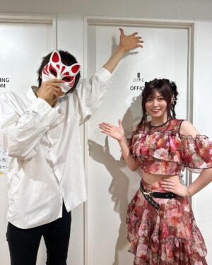 Konomi Suzuki Instagram - 「鈴木このみ ALL REQUEST LIVE!!!」東京公演🗼
FCこのまにあの皆んな、有難う🚩

ライブを取り戻した！使い果たした！
今回は初めての試みで、皆んなの投票でセトリが決まるライブだったのだけど、こんなセトリを考えてくるこのまにあ、恐ろしい子。
でもライブ中の私たちはもっと恐ろしく素晴らしいのでは🔥なんて思ったりしました。

そしてなんと。
伊東歌詞太郎さんがサプライズで来てくれました！

本当に知らなくてびっくり！
人間って驚きが最大になると逃げたくなるんだなぁ。壁に衝突しました😂

「メロディックロードムービー」
ロングトーン＆音域バトル、果てしなくて骨折れかけました。
偉大なボーカリストです。最高に楽しかった〜！！！

私もいつでも歌いに駆けつけます。

そしてFCライブは大阪に続く。待ってて大阪🐙

#このみんリクエスト
#実はライブが終わってから
#FCチームからまだサプライズが🎂
#ケーキ美味しくて
#落っこちた頬をずっと探しています
#皆んなのおかげで
#幸せな創立記念日です
#ありがとう、これからもよろしく！