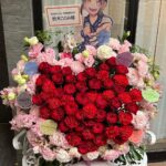 Konomi Suzuki Instagram - 「鈴木このみ ALL REQUEST LIVE!!!」東京公演🗼 FCこのまにあの皆んな、有難う🚩 ライブを取り戻した！使い果たした！ 今回は初めての試みで、皆んなの投票でセトリが決まるライブだったのだけど、こんなセトリを考えてくるこのまにあ、恐ろしい子。 でもライブ中の私たちはもっと恐ろしく素晴らしいのでは🔥なんて思ったりしました。 そしてなんと。 伊東歌詞太郎さんがサプライズで来てくれました！ 本当に知らなくてびっくり！ 人間って驚きが最大になると逃げたくなるんだなぁ。壁に衝突しました😂 「メロディックロードムービー」 ロングトーン＆音域バトル、果てしなくて骨折れかけました。 偉大なボーカリストです。最高に楽しかった〜！！！ 私もいつでも歌いに駆けつけます。 そしてFCライブは大阪に続く。待ってて大阪🐙 #このみんリクエスト #実はライブが終わってから #FCチームからまだサプライズが🎂 #ケーキ美味しくて #落っこちた頬をずっと探しています #皆んなのおかげで #幸せな創立記念日です #ありがとう、これからもよろしく！